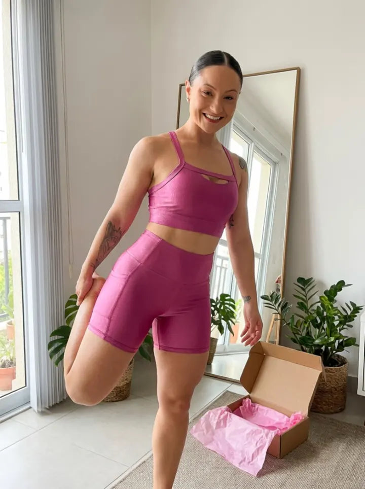 Influenciadora testando o conjunto rosa CDG em casa